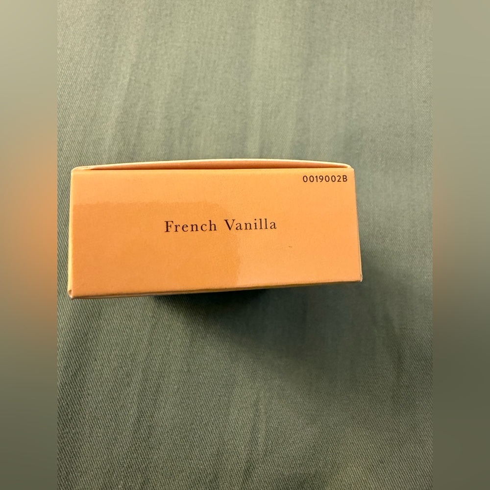 Laura Geller Baked Natural Glow Highlighter in Vanilla - Picture 7 of 7